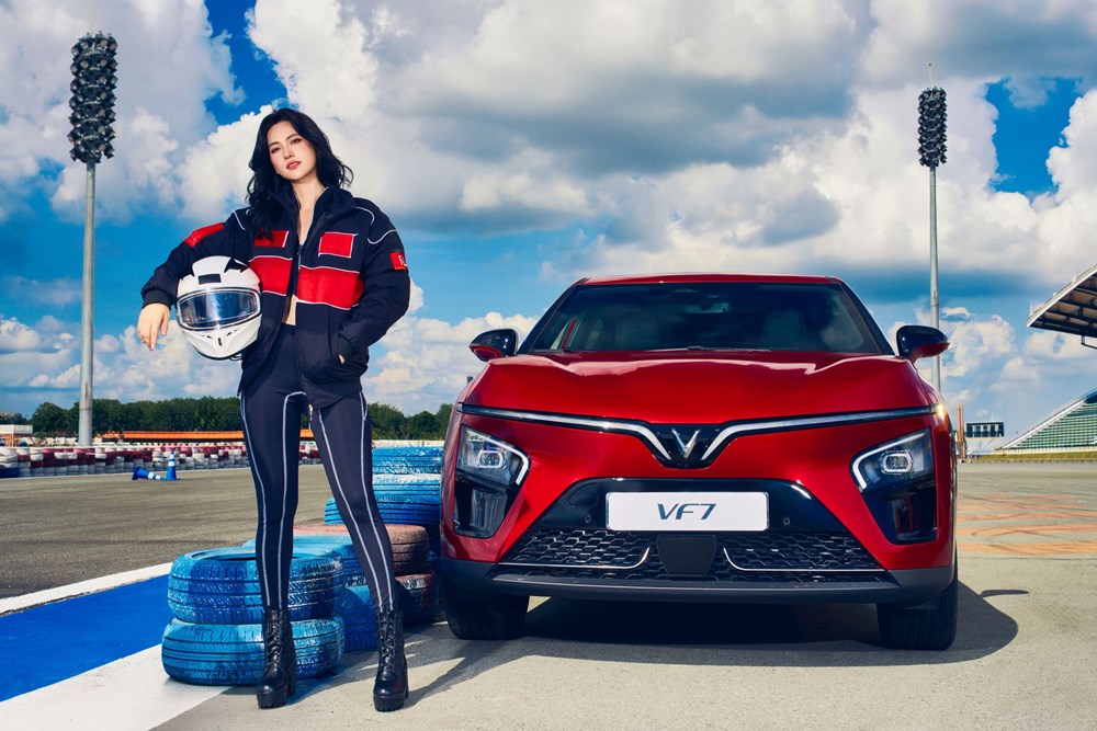 VinFast VF 7: Mẫu xe đúng ''gu'' công nghệ của người dùng trẻ