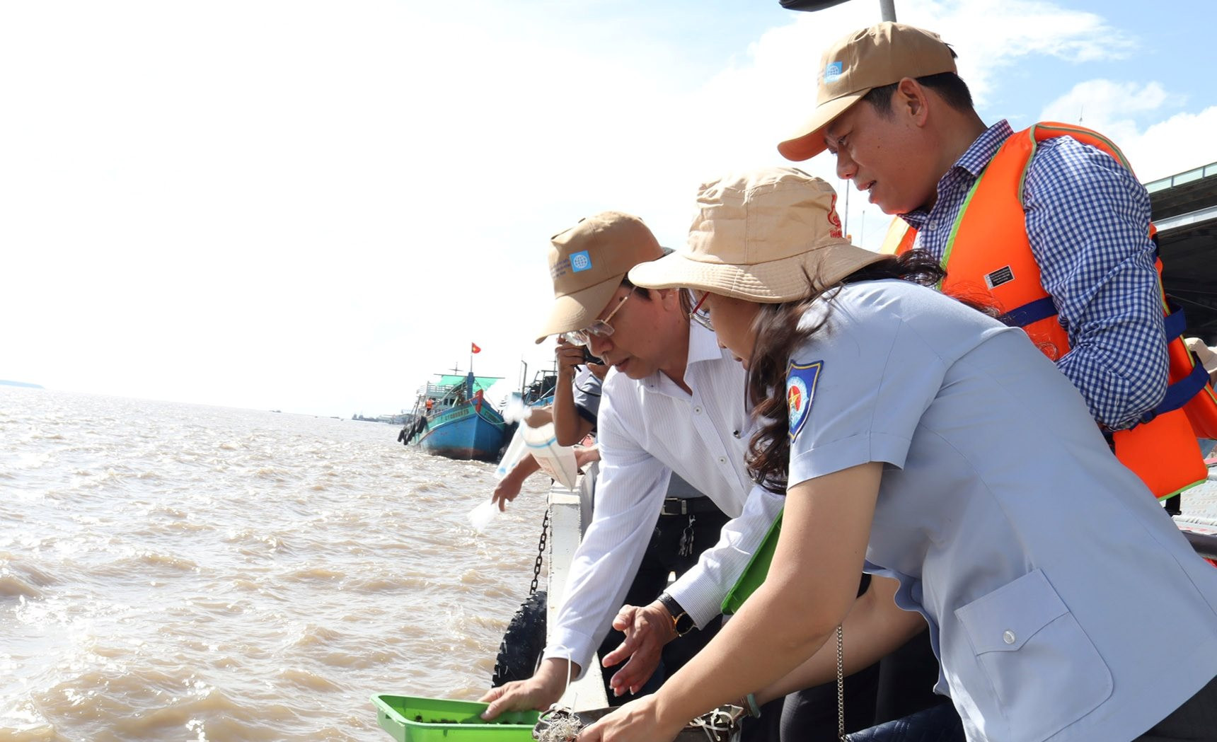 Sóc Trăng: Tổ chức thả giống tái tạo nguồn thủy sản